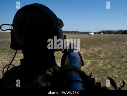 Ein Angreifer wartet darauf, eine simulierte Raketengranate auf sich nähernde 96th Security Forces Squadron-Verteidiger abzufeuern, während einer aktiven Angreiferübung auf der Eglin Air Force Base, Florida, 26. Februar 2024. Bei dem Ereignis, das Teil einer groß angelegten Übung des Materialkommandos der Luftwaffe war, wurde die Reaktion der Verteidiger auf einen aktiven Angreifer untersucht, wenn ihre Standardkommunikationsmittel aufgrund eines Stromausfalls entfernt wurden. Foto der Air Force/Samuel King Jr.) Stockfoto