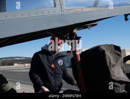 Spieler des Springfield Thunderbirds Hockeyteams verbrachten den Nachmittag mit einer Tour durch den 104th Fighter Wing am 14. Februar 2024 in der Barnes Air National Guard Base, Massachusetts. Während der Tour sahen die Spieler die F-15 Eagles des Flügels starten, erfuhren mehr über die Mission des Flügels und sprachen mit Piloten im Rahmen des Community Outreach Events. Air National Guard Stockfoto