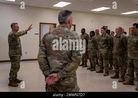 Kommandochef Major Kenneth Huff, 66. Truppenkommando, Mississippi National Guard, schickt Mitglieder des Joint Operations Center (JOC) vor Beginn der PATRIOT 24 Übung in Camp Shelby, Miss, 17. Februar 2024. PATRIOT ist eine Übung zur Katastrophenbewältigung im Inland, die von Einheiten der Nationalgarde durchgeführt wird, die mit nationalen, staatlichen und lokalen Notfallmanagementbehörden und Ersthelfern zusammenarbeiten. Air National Guard Stockfoto