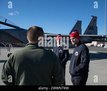 Spieler des Springfield Thunderbirds Hockeyteams verbrachten den Nachmittag mit einer Tour durch den 104th Fighter Wing am 14. Februar 2024 in der Barnes Air National Guard Base, Massachusetts. Während der Tour sahen die Spieler die F-15 Eagles des Flügels starten, erfuhren mehr über die Mission des Flügels und sprachen mit Piloten im Rahmen des Community Outreach Events. Air National Guard Stockfoto