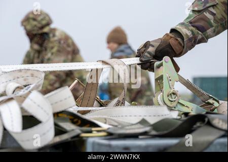 Flieger der 420th Munitions Squadron bauen Paletten für den Lufttransport bei der RAF Fairford, England, 13. Februar 2024. Operationen wie diese ermöglichen es dem 501st Combat Support Wing, Aufgaben mit höherer Hauptquartier schneller zu erfüllen als der Standardprozess und ermöglichen den Transport einer größeren Menge an Munition. Eine einzige Luftbrücke kann mehr als sieben Wochen Arbeit einsparen und die agilen Beschäftigungsfähigkeiten im Kampf hervorheben, die die 501. Bietet. Luftwaffe Stockfoto