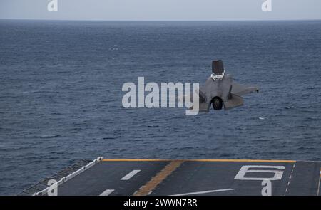 PACIFIC OCEAN (16. Februar 2024) ein Flugzeug der F-35B Lightning II des Air Combat Element (ACE) der 31st Marine Expeditionary Unit (MEU) startet am 16. Februar das Flugdeck des vorwärtsgerichteten amphibischen Angriffsträgers USS America (LHA 6) während des Flugbetriebs im Pazifischen Ozean. America, Leitschiff der America Amphibious Ready Group, ist im Einsatzgebiet der 7. US-Flotte im Einsatz. Die 7. US-Flotte ist die größte nach vorne gerichtete nummerierte Flotte der US Navy und interagiert routinemäßig mit Verbündeten und Partnern, um eine freie und offene Region im Indo-Pazifik zu erhalten. Marineblau Stockfoto