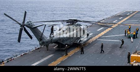 PAZIFISCHER OZEAN (16. Februar 2024) Seeleute, die dem vorgelagerten amphibischen Angriffsträger USS America (LHA 6) zugewiesen wurden, und Marines, die der 31st Marine Expeditionary Unit (MEU) zugewiesen sind, führen am 16. Februar Flugoperationen im Pazifischen Ozean durch. America, Leitschiff der America Amphibious Ready Group, ist im Einsatzgebiet der 7. US-Flotte im Einsatz. Die 7. US-Flotte ist die größte nach vorne gerichtete nummerierte Flotte der US Navy und interagiert routinemäßig mit Verbündeten und Partnern, um eine freie und offene Region im Indo-Pazifik zu erhalten. Marineblau Stockfoto