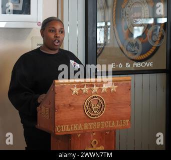 Yorktown, Virginia (22. Februar 2024) Mitglieder des Diversity Committee der Marinewaffenstation Yorktown’s preisgekrönte Scudder Hall Galley teilen ihre Anmerkungen im Rahmen des Black History Month Special Meal. Jeden Februar erinnert die US Navy an den Black History Month und die bedeutende Rolle, die Afroamerikaner in der Vergangenheit und Gegenwart bei der Verteidigung unserer Nation gespielt haben. Ihre Beiträge und ihr Opfer für unsere Nation sind nicht nur ein Teil der afroamerikanischen Geschichte, sondern auch der amerikanischen Geschichte. Marineblau Stockfoto