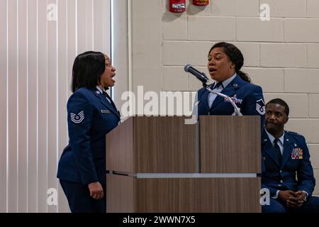 Technik. Sgt. Ashely Smith, Linke, und Master Sgt. Talisha Stewart, Mitglieder des 172. Ensembles, singen bei der Zeremonie des Black Heritage Program im 172. Airlift Wing, Jackson, Mississippi, 23. Februar 2024. Die jährliche Veranstaltung war Gastgeber des pensionierten Generalmajor der US-Armee Augustus L. Collins, des ehemaligen Generaladjutanten von Mississippi. Air National Guard Stockfoto