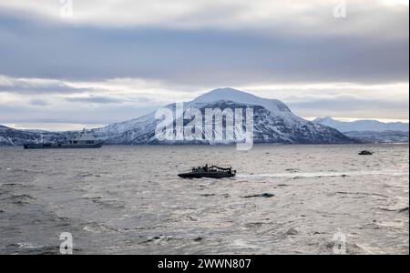 Zwei schwedische Schnellangriffsboote der CB90-Klasse durchquerten den Andfjorden Waterway, um den Einsatz mit dem Dock-Landungsschiff USS Gunston Hall (LSD 44) der Whidbey-Island-Klasse vorzubereiten, während sie während des Standhaft-Verteidigers am 28. Februar 2024 in die NATO-Streitkräfte integriert wurden. Die NATO unterhält eine langjährige Partnerschaft mit Schweden, ähnlich wie ihre vorherige Zusammenarbeit mit Finnland vor dem Beitritt; ihre Beteiligung stärkt die Stärke und Sicherheit aller Mitgliedsstaaten und zeigt, dass die Türen der NATO offen bleiben. Der standhafte Verteidiger 2024, die größte Übung der NATO seit Jahrzehnten, wird die ab der NATO demonstrieren Stockfoto