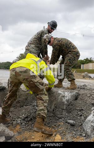 OKINAWA, Japan (5. Februar 2024) Airman, der 18. Civil Engineer Squadron (CES) zugewiesen wurde, und Marines, die der Marine Wing Support Squadron (MWSS) 172 zugewiesen wurden, entfernen während einer Übung zur Reparatur von Flugplatzschäden Trümmer aus einem Krater. Keen Edge ist eine jährliche bilaterale Übung der United States Forces Japan und der japanischen Selbstverteidigungsstreitkräfte. NMCB 4 wird im gesamten Indo-Pazifik-Raum eingesetzt, um einen freien und offenen Indo-Pazifik zu unterstützen und zu pflegen. NMCB 4 ist die zentrale Krisenreaktion und die Marine-Engineering-Einheit. Sie hält die Position bereit, um im Theater zu arbeiten Stockfoto