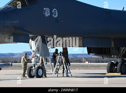 Flieger der 28th Maintenance Group, Ellsworth Air Force Base, South Dakota, führen Nachflugkontrollen an einem Ellsworth AFB B-1B Lancer durch, während die 7th Bomb Wing-Führung Crewmitglieder auf der Fluglinie in Dyess AFB, Texas, am 3. Februar 2024 begrüßt. Luftwaffe Stockfoto