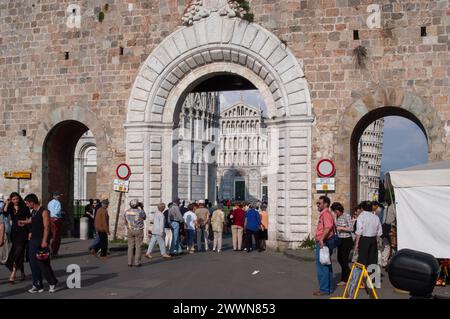 Die Piazza dei Miracoli („Platz der Wunder“), früher bekannt als Piazza del Duomo („Domplatz“), Pisa, Toskana, Italien, Stockfoto