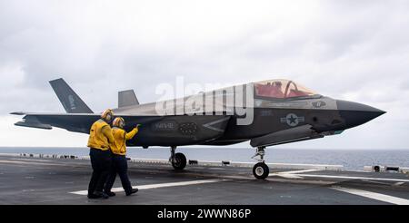 PAZIFIK (16. Februar 2024) Seeleute, die dem vorgelagerten amphibischen Angriffsträger USS America (LHA 6) zugeteilt wurden, bereiten am 16. Februar ein F-35B Lightning II-Flugzeug aus dem Air Combat Element (ACE) der 31st Marine Expeditionary Unit (MEU) für den Start vor, während sie Flugoperationen im Pazifik durchführen. America, Leitschiff der America Amphibious Ready Group, ist im Einsatzgebiet der 7. US-Flotte im Einsatz. Die 7. US-Flotte ist die größte nach vorne gerichtete nummerierte Flotte der US Navy und interagiert routinemäßig mit Verbündeten und Partnern, um einen freien und offenen Zugang zu erhalten Stockfoto