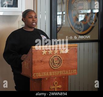 Yorktown, Virginia (22. Februar 2024) Mitglieder des Diversity Committee der Marinewaffenstation Yorktown’s preisgekrönte Scudder Hall Galley teilen ihre Anmerkungen im Rahmen des Black History Month Special Meal. Jeden Februar erinnert die US Navy an den Black History Month und die bedeutende Rolle, die Afroamerikaner in der Vergangenheit und Gegenwart bei der Verteidigung unserer Nation gespielt haben. Ihre Beiträge und ihr Opfer für unsere Nation sind nicht nur ein Teil der afroamerikanischen Geschichte, sondern auch der amerikanischen Geschichte. Marineblau Stockfoto