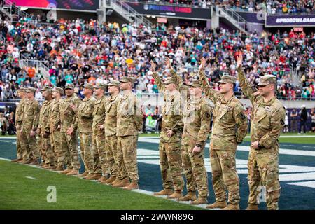 Soldaten der US-Armee, die dem 5. Bis 159. General Support Aviation Battalion und der 244. Expeditionary Combat Aviation Brigade zugeteilt wurden, wurden auf dem Feld des NFL Pro Bowl 2024 für die Überführung über dem Stadion im Camping World Stadium in Orlando, Florida, am 4. Februar 2024 anerkannt. Die Überführung beinhaltete einen CH47 Chinook, UH60 Blackhawk und HH60 Blackhawk. Armee Stockfoto