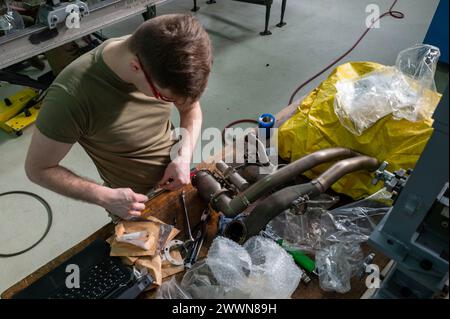 Jeremy Alexander, Senior Airman der US-Luftwaffe, ein 48th Component Maintenance Squadron, führt Routinewartungen bei der RAF Lakenheath, England, am 26. Februar 2024 durch. Der Liberty Wing profitiert vom Antrieb, indem er sicherstellt, dass die Flugzeugtriebwerke jederzeit gewartet und für den Flugbetrieb vorbereitet werden. Luftwaffe Stockfoto