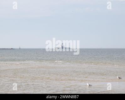 U.S. Coast Guard Cutter Reliable (WMEC 626) und Crew Transit zum Pier, 10. Februar 2024, in Virginia Beach, Virginia. Reliable kehrte nach einer zweimonatigen Sicherheitspatrouille in der Florida Straits und Windward Passage nach Hause zurück. Küstenwache Stockfoto