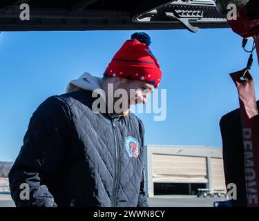 Spieler des Springfield Thunderbirds Hockeyteams verbrachten den Nachmittag mit einer Tour durch den 104th Fighter Wing am 14. Februar 2024 in der Barnes Air National Guard Base, Massachusetts. Während der Tour sahen die Spieler die F-15 Eagles des Flügels starten, erfuhren mehr über die Mission des Flügels und sprachen mit Piloten im Rahmen des Community Outreach Events. Air National Guard Stockfoto