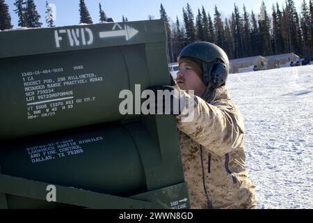 Mitchell Hoffman, ein Hochmobil-Artillerie-Raketensystem (HIMARS) mit Fox Battery, 2. Bataillon, 14. Marineregiment, 4. Marinedivision, Marine Forces Reserve, führt ein simuliertes Nachladen auf einem HIMARS während der Übung Arctic Edge 2024 auf der Eielson Air Force Base, Alaska, 23. Februar 2024 durch. Als Teil der Fähigkeiten der Marine Air-Ground Task Force (MAGTF) trägt das HIMARS-Waffensystem erheblich zur Energieprojektion und zur präzisen Feuerunterstützung der MAGTF für Marines in verschiedenen Szenarien, einschließlich in arktischen Umgebungen, bei, wodurch die Gesamteffektivität verbessert wird Stockfoto