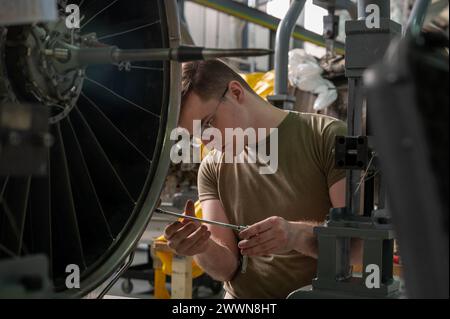 Jeremy Alexander, Senior Airman der US Air Force, ein 48th Component Maintenance Squadron, arbeitet am 26. Februar 2024 an einem F100-PW-220-Triebwerk bei der RAF Lakenheath, England. Der Luftraumantriebsflug trägt die Verantwortung dafür, dass die Triebwerke jederzeit für den Flugbetrieb geeignet sind. Luftwaffe Stockfoto