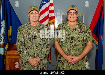 APRA HARBOR, Guam (7. Februar 2024) – Kapitän Michael Thompson, links, Befehlshaber des Emory S. Land-Klasse-U-Boot-Tenders USS Frank Cable (AS 40) und der Rear ADM. Michael Van Poots, stellvertretender Befehlshaber der U-Boot-Force Atlantic/stellvertretender Befehlshaber der U-Boot-Force Pacific, posieren für ein Foto an Bord von Frank Cable, 7. Februar 2024. Frank Cable repariert, rüstet U-Boote und Überwasserschiffe in der indopazifischen Region wieder auf. Marineblau Stockfoto