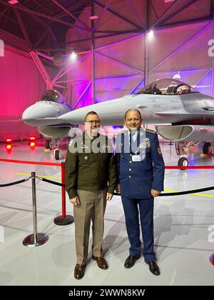 Generalmajor Dale Lyles, Adjutant General von Indiana, und Generalleutnant Lubomir Svoboda, stellvertretender Generalstabschef der slowakischen Streitkräfte, posieren für ein Foto vor F-16 bei einer zeremoniellen Lieferveranstaltung in Greenville, South Carolina, Donnerstag, 29. Februar 2024. „Die Nationalgarde von Indiana und die slowakischen Streitkräfte teilen seit Jahrzehnten eine starke und produktive Partnerschaft, und es ist passend, dass wir jetzt gleichzeitig moderne F-16-Kämpfer einsetzen und unsere Vorherrschaft in der Luft aufrechterhalten werden“, sagte Lyles. Indiana National Guard Stockfoto