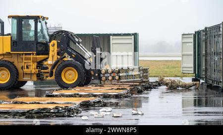 Flieger der 420th Munitions Squadron bauen Paletten für den Lufttransport bei der RAF Fairford, England, 13. Februar 2024. Operationen wie diese ermöglichen es dem 501st Combat Support Wing, Aufgaben mit höherer Hauptquartier schneller zu erfüllen als der Standardprozess und ermöglichen den Transport einer größeren Menge an Munition. Eine einzige Luftbrücke kann mehr als sieben Wochen Arbeit einsparen und die agilen Beschäftigungsfähigkeiten im Kampf hervorheben, die die 501. Bietet. Luftwaffe Stockfoto