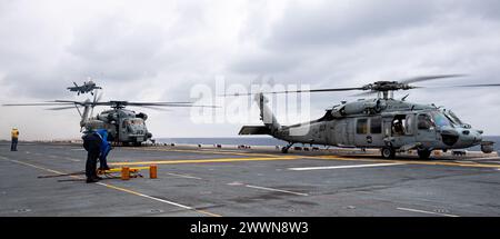 PAZIFIK (16. Februar 2024) der vorwärtsgerichtete amphibische Angriffsträger USS America (LHA 6) führt Flugoperationen im Pazifik durch, am 16. Februar. America, Leitschiff der America Amphibious Ready Group, ist im Einsatzgebiet der 7. US-Flotte im Einsatz. Die 7. US-Flotte ist die größte nach vorne gerichtete nummerierte Flotte der US Navy und interagiert routinemäßig mit Verbündeten und Partnern, um eine freie und offene Region im Indo-Pazifik zu erhalten. Marineblau Stockfoto