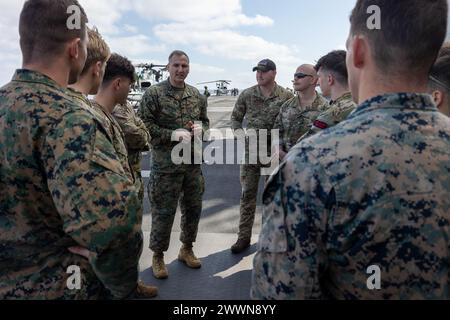 240225-N-VO895-1116 MEDITERRANEAN SEA (25. Februar 2024) Lieutenant Jeremy Hawkins, mittlere, Operationsoffizier der 26. Marine-Expeditionseinheit (Special Operations Capable), spricht mit britischen Royal Marine Commandos, die der Alpha Company, 40 Commando Battle Group, an Bord des amphibischen Angriffsschiffs der Wasp-Klasse USS Bataan (LHD 5) im Mittelmeer zugewiesen sind, Feb. Die Bataan Amphibious Ready-Gruppe wird dem NATO-Kommando im östlichen Mittelmeerraum übertragen, um eine Reihe kurzfristiger Wachsamkeitsaktivitäten mit Elementen des Ständigen NATO-Kommandos des Alliierten Seeschifffahrtskommandos durchzuführen Stockfoto