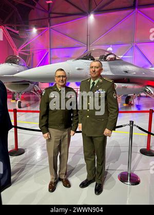 Generalmajor Dale Lyles, Adjutant General von Indiana, und Brig. General Slavomir Staviarsky, ein slowakischer Verteidigungsattaché, posiert für ein Foto vor F-16 auf einer zeremoniellen Veranstaltung in Greenville, South Carolina, Donnerstag, 29. Februar 2024. „Die Nationalgarde von Indiana und die slowakischen Streitkräfte teilen seit Jahrzehnten eine starke und produktive Partnerschaft, und es ist passend, dass wir jetzt gleichzeitig moderne F-16-Kämpfer einsetzen und unsere Vorherrschaft in der Luft aufrechterhalten werden“, sagte Lyles. Indiana National Guard Stockfoto