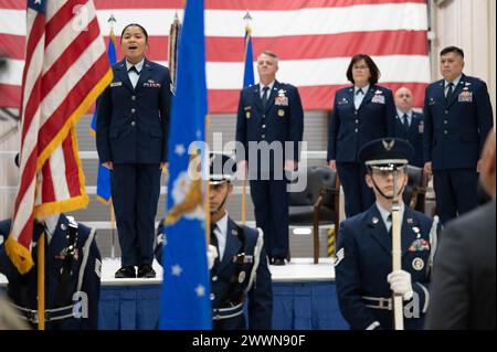 Staff-Sgt. Rosalyn Gonzalez singt die Nationalhymne während eines Kommandowechsels auf der Grissom Air Reserve Base, Ind. Am 3. Februar 2024. Generalmajor Derin S. Durham, 4th Air Force Commander, leitete die Zeremonie, die das Kommando über den 434th Air Betankungsflügel von Col. Summer A. Fields an Col. Van T. Thai übertrug. Luftwaffe Stockfoto