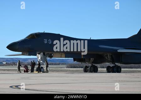 Flieger der 28th Maintenance Group, Ellsworth Air Force Base, South Dakota, führen Nachflugkontrollen an einem Ellsworth AFB B-1B Lancer auf der Fluglinie bei Dyess AFB, Texas, am 3. Februar 2024 durch. Luftwaffe Stockfoto