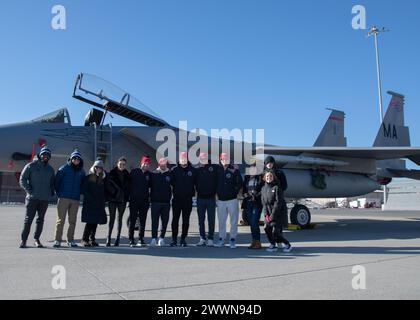 Spieler des Springfield Thunderbirds Hockeyteams verbrachten den Nachmittag mit einer Tour durch den 104th Fighter Wing am 14. Februar 2024 in der Barnes Air National Guard Base, Massachusetts. Während der Tour sahen die Spieler die F-15 Eagles des Flügels starten, erfuhren mehr über die Mission des Flügels und sprachen mit Piloten im Rahmen des Community Outreach Events. Air National Guard Stockfoto