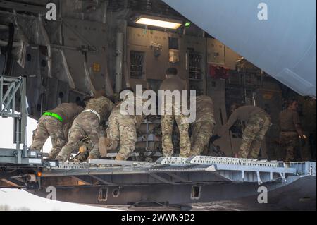 Flieger der 420th Munitions Squadron schieben Paletten an Bord einer C-17 Globemaster III, die der 21st Airlift Squadron zugeordnet ist, für den Lufttransport bei der RAF Fairford, England, 9. Februar 2024. Operationen wie diese ermöglichen es dem 501st Combat Support Wing, Aufgaben mit höherer Hauptquartier schneller zu erfüllen als der Standardprozess und ermöglichen den Transport einer größeren Menge an Munition. Eine einzige Luftbrücke kann mehr als sieben Wochen Arbeit einsparen und die agilen Beschäftigungsfähigkeiten im Kampf hervorheben, die die 501. Bietet. Luftwaffe Stockfoto