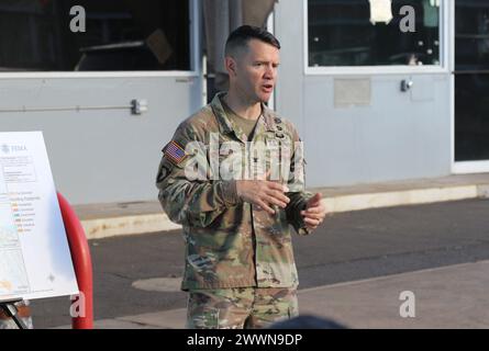 Oberst Jess Curry, Befehlshaber des Wildfire Recovery Field Office in Hawaii, detaillierte Trümmerbeseitigungsoperationen an die Leiter der FEMA und der Small Business Association während einer Tour in der Nähe der historischen Lahainaluna Road Lahaina, Hawai’i, 7. Februar 2024. Das U.S. Army Corps of Engineers überwacht die Mission zur Beseitigung von Trümmern unter einer Mission der Federal Emergency Management Agency. dies ist Teil einer koordinierten Bemühung mit der Hawai’i Emergency Management Agency, dem County of Maui und der U.S. Environmental Protection Agency, Gebiete der Insel zu säubern, die von den Waldbränden am 8. August 2023 betroffen sind. (WIR Stockfoto