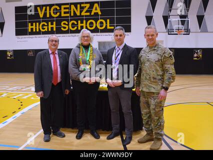 VICENZA, Italien - Vicenza High School Assistant Rektorin Cheryl Tibbs (zweite von links) posiert für ein Foto nach ihrem Abschied in der Vicenza Community Schools Gym am 9. Februar 2024 in Villaggio. Mit ihr auf dem Foto sind (von links nach rechts) David Rudy, Leiter der Gemeinde Vicenza des South District, Leiter der VHS, Marc Villarreal und Commander der US Army Garrison Italy, Colonel Scott Horrigan. Neben der Leitung versammelten sich Lehrer und Schüler bei der Veranstaltung, um Tibbs siebenjährige Tour zu begrüßen und zu würdigen. Tibbs, der diesen Auftrag angenommen hat Stockfoto