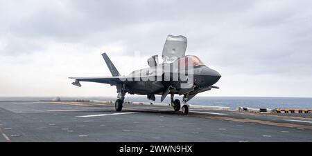 PACIFIC OCEAN (16. Februar 2024) ein Flugzeug der F-35B Lightning II vom Air Combat Element (ACE) der 31st Marine Expeditionary Unit (MEU) startet am 16. Februar während der Durchführung von Flugoperationen im Pazifik vom Deck des vorwärtsgerichteten amphibischen Angriffsträgers USS America (LHA 6). America, Leitschiff der America Amphibious Ready Group, ist im Einsatzgebiet der 7. US-Flotte im Einsatz. Die 7. US-Flotte ist die größte nach vorne gerichtete nummerierte Flotte der US Navy und interagiert routinemäßig mit Verbündeten und Partnern, um ein freies und offenes Indo-Pacifi zu erhalten Stockfoto