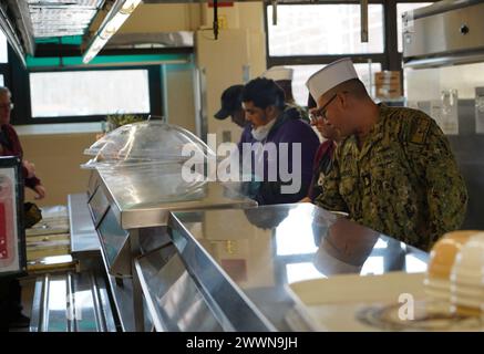 Yorktown, Virginia (22. Februar 2024) Chief Richard Anguico beaufsichtigt Dienstmitglieder und zivile Auftragnehmer, die der Marinewaffenstation Yorktown zugeteilt sind. Die preisgekrönte Scudder Hall Galley servieren im Rahmen des Black History Month eine besondere Mahlzeit. Jeden Februar erinnert die US Navy an den Black History Month und die bedeutende Rolle, die Afroamerikaner in der Vergangenheit und Gegenwart bei der Verteidigung unserer Nation gespielt haben. Ihre Beiträge und ihr Opfer für unsere Nation sind nicht nur ein Teil der afroamerikanischen Geschichte, sondern auch der amerikanischen Geschichte. Marineblau Stockfoto