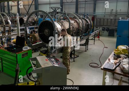 Jeremy Alexander, Senior Airman der US Air Force, ein 48th Component Maintenance Squadron, arbeitet am 26. Februar 2024 an einem F100-PW-220-Triebwerk bei der RAF Lakenheath, England. F-15E Strike Eagle-Motoren werden von Liberty Wing Aerospace Propulsion Specialists inspiziert, gewartet, modifiziert, getestet und repariert, um die Einsatzbereitschaft zu gewährleisten. Luftwaffe Stockfoto