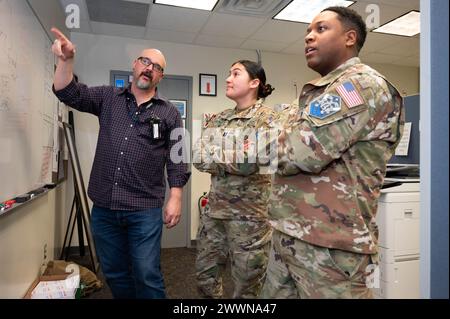 Tom Cook, Leiter der Abteilung Test and Integration der 21st Communications Squadron, links, gibt ein Briefing an Amy Chronister, Kapitän des 21st CS Flight Commander und Kapitän Corde May, 21st CS Crew Commander, auf der Cheyenne Mountain Space Force Station, Colorado, 15. Februar 2024. Eine zentrale Mission in der Geschichte des CMSFS fand in den 1990er Jahren statt: Die Raketenwarnung während der Operation Desert Storm. Raumkraft Stockfoto