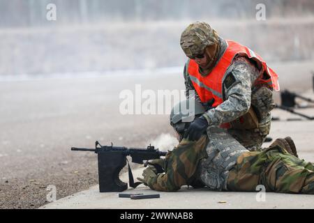 Norweger in der norwegischen Heimatwache Rapid Response Force und Home Defense Youth absolvieren die Qualifikationsreihen M4A1 Rifle Live-Fire Range während des 51. Norwegischen wechselseitigen Truppenaustauschs im Camp Ripley Training Center in Little Falls, Minnesota, am 5. Februar 2024. Die Norweger lernten zuvor das Waffensystem auf Camp Ripley’s Engagement Skills Trainer Ranges kennen, bevor sie mit Live-Feuerübungen begannen (Minnesota Army National Guard) Stockfoto