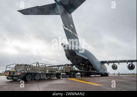 Flieger der 420th Munitions Squadron laden Paletten auf eine C-17 Globemaster III, die der 21st Airlift Squadron zugeordnet ist, um sie am 9. Februar 2024 zur Ramstein Air Base in der RAF Fairford, England, zu transportieren. Operationen wie diese ermöglichen es dem 501st Combat Support Wing, Aufgaben mit höherer Hauptquartier schneller zu erfüllen als der Standardprozess und ermöglichen den Transport einer größeren Menge an Munition. Eine einzige Luftbrücke kann mehr als sieben Wochen Arbeit einsparen und die agilen Beschäftigungsfähigkeiten im Kampf hervorheben, die die 501. Bietet. Luftwaffe Stockfoto