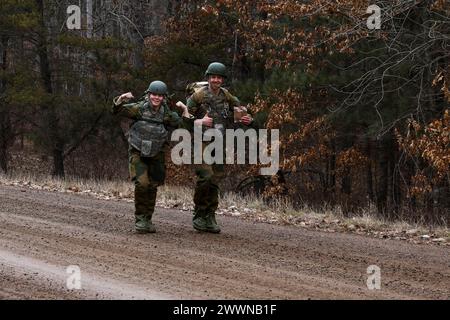 Die Norwegian Home Defense Youth absolvierte am 6. Februar 2024 einen Kurs zur Landschifffahrt im Camp Ripley Training Center in Little Falls, Minnesota. Die Norweger trainieren mit der Minnesota National Guard als Teil des 51. Jährlichen norwegischen wechselseitigen Truppenaustauschs und lernen über militärische Fähigkeiten und kulturelle Erfahrungen in Minnesota, wie etwa Smores over a Lagerfeuer (Minnesota Army National Guard) Stockfoto