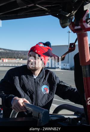 Spieler des Springfield Thunderbirds Hockeyteams verbrachten den Nachmittag mit einer Tour durch den 104th Fighter Wing am 14. Februar 2024 in der Barnes Air National Guard Base, Massachusetts. Während der Tour sahen die Spieler die F-15 Eagles des Flügels starten, erfuhren mehr über die Mission des Flügels und sprachen mit Piloten im Rahmen des Community Outreach Events. Air National Guard Stockfoto