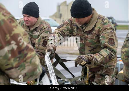 Flieger der 420th Munitions Squadron bauen Paletten für den Lufttransport bei der RAF Fairford, England, 13. Februar 2024. Operationen wie diese ermöglichen es dem 501st Combat Support Wing, Aufgaben mit höherer Hauptquartier schneller zu erfüllen als der Standardprozess und ermöglichen den Transport einer größeren Menge an Munition. Eine einzige Luftbrücke kann mehr als sieben Wochen Arbeit einsparen und die agilen Beschäftigungsfähigkeiten im Kampf hervorheben, die die 501. Bietet. Luftwaffe Stockfoto