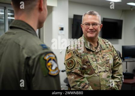 Randall Kitchens, Chef der Kaplane der USAF, hört Captain Matthew Helm, Pilot der 459. Luftbrücke UH-1N, über die Mission der 459. Luftwaffe, WIE auf der Yokota Air Base, Japan, am 23. Februar 2024. Die 459th AS unterhält UH-1N-Flugbesatzungen, um aeromedizinische Evakuierungen, Such- und Rettungseinsätze und vorrangige Lufttransporteinsätze in der gesamten Indo-Pazifik-Region durchzuführen. Luftwaffe Stockfoto