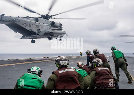 PAZIFIK (16. Februar 2024) Marines, die der 31st Marine Expeditionary Unit (MEU) zugewiesen sind, beobachten einen Super Hallion Helikopter CH-53E vom Air Combat Element (ACE) der 31st Marine Expeditionary Unit (MEU) und starten vom vorwärtsgerichteten amphibischen Angriffsträger USS America (LHA 6). während der Durchführung des Flugbetriebs im Pazifischen Ozean, 16. Februar. America, Leitschiff der America Amphibious Ready Group, ist im Einsatzgebiet der 7. US-Flotte im Einsatz. Die 7. US-Flotte ist die größte nach vorne gerichtete nummerierte Flotte der US Navy und interagiert routinemäßig mit allie Stockfoto