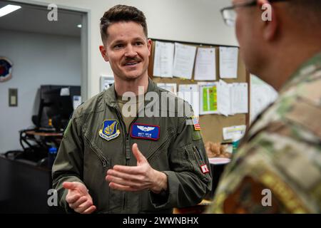 Matthew Helm, Pilot der 459. Luftbrücke UH-1N, spricht mit Chaplain Randall Kitchens, Chef der Kaplanin, über die Mission der 459. US-Luftbrücke, WIE auf der Yokota Air Base, Japan, 23. Februar 2024. Das 459. AS bietet Unterstützung für angesehene Besucher sowie andere vorrangige Passagiere und Fracht. Luftwaffe Stockfoto