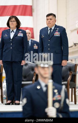 Col. Summer A. Fields, scheidender 434th Air Betankung Wing Commander, und Col. Van T. Thai, eingehender 434th Air Betankung Wing Commander, stehen während der Aufführung der United States National Hymne während eines Kommandowechsels auf der Grissom Air Reserve Base, Ind. Am 3. Februar 2024 auf der Bühne. Luftwaffe Stockfoto