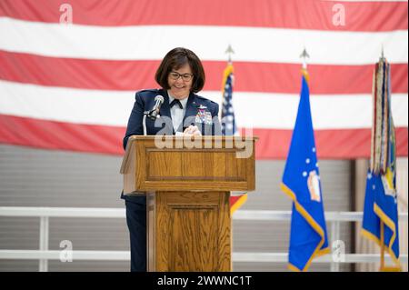 Col. Summer A. Fields, der ausscheidende 434th Air Taneling Wing Commander, spricht am 3. Februar 2024 während eines Kommandowechsels an die Airmen des 434th Air Taneling Wing auf der Grissom Air Reserve Base, Ind. Col. Van T. Thai übernahm während der Zeremonie das Kommando über die 434. ARW. Fields wird ihre Rolle als stellvertretender Kommandeur der 434. ARW wieder aufnehmen. Luftwaffe Stockfoto