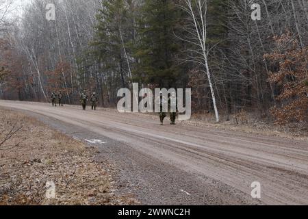 Die Norwegian Home Defense Youth absolvierte am 6. Februar 2024 einen Kurs zur Landschifffahrt im Camp Ripley Training Center in Little Falls, Minnesota. Die Norweger trainieren mit der Minnesota National Guard als Teil des 51. Jährlichen norwegischen wechselseitigen Truppenaustauschs und lernen über militärische Fähigkeiten und kulturelle Erfahrungen in Minnesota, wie etwa Smores over a Lagerfeuer (Minnesota Army National Guard) Stockfoto