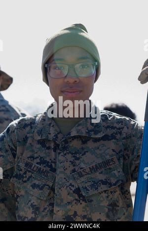 Taliyah Williams, Kampfingenieurin des 8. Engineer Support Battalion, 2. Marine Logistics Group, wird während der Übung Winter Pioneer 24, Marine Corps Outlying Field Oak Grove, North Carolina, 15. Februar 2024 fotografiert. Die Ingenieure des U.S. Marine Corps und die US Navy Construction Force nutzten das Marine Corps Outlying Field Oak Grove für Marines und Seeleute, um den Aufbau und die Aufrechterhaltung fortgeschrittener Marinestützpunkte zu Proben, die zur Sensibilisierung der maritimen Gebiete beitragen. Marine Corps Stockfoto