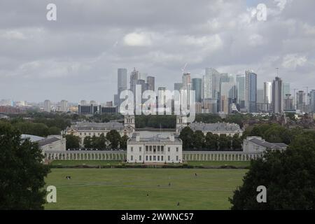 Die wunderschöne Aussicht auf das Royal Naval College, Canary Wharf und viele moderne Wolkenkratzer von einem Hügel in Greenwich Park, London, Großbritannien. Stockfoto